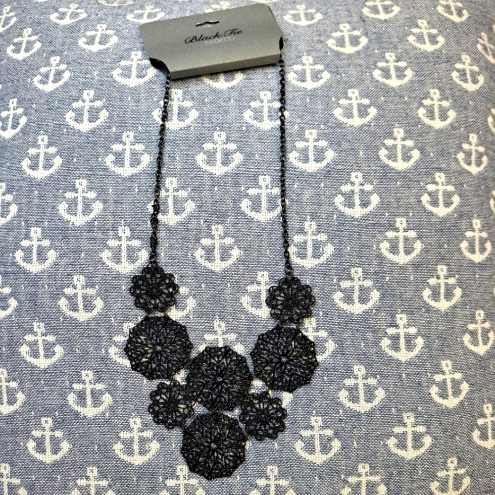 Mix it. Black Tie Necklace